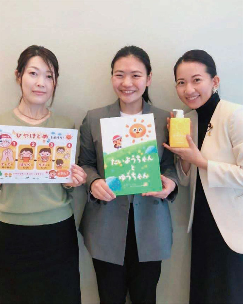 お会いした2名の女性と深作ゆいの写真