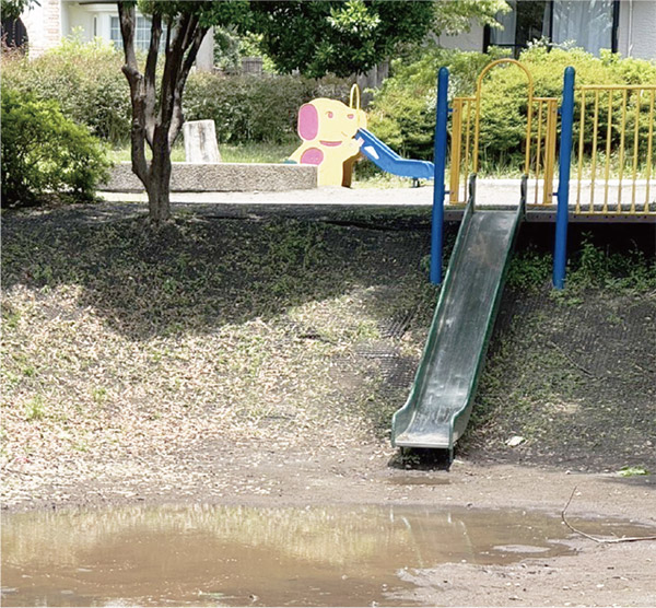 滑り台の着地点の水たまり(改修前)の画像